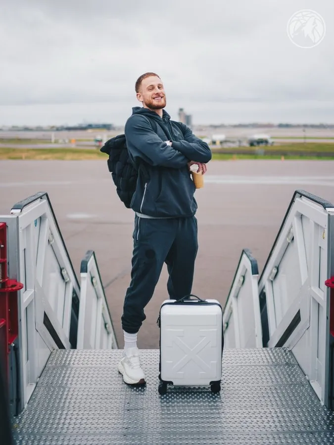 To avoid a three-game losing streak? The Timberwolves' official account shared photos of players boarding the plane with fans: See you in Charlotte!