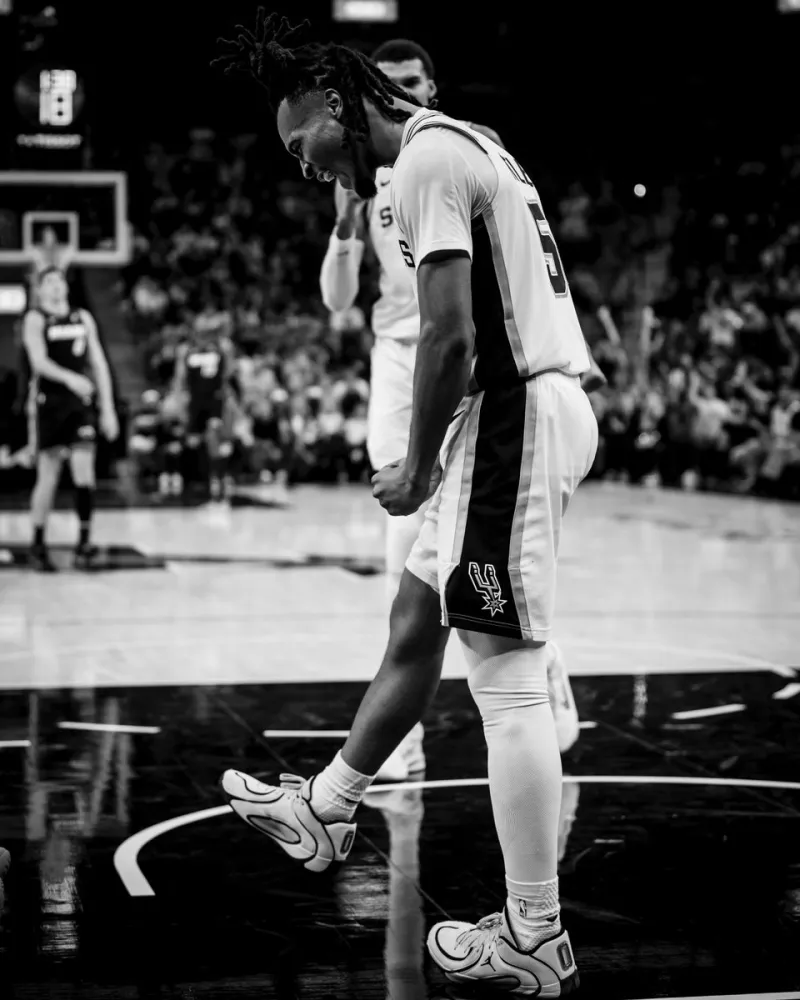 How far can we go this year? The Spurs' official account posted photos of players on the court: the feeling of 5 wins and 0 losses.