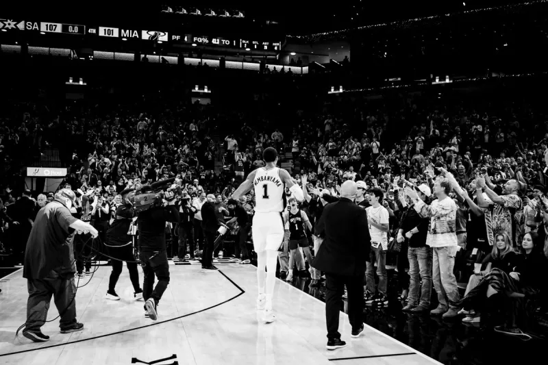 How far can we go this year? The Spurs' official account posted photos of players on the court: the feeling of 5 wins and 0 losses.