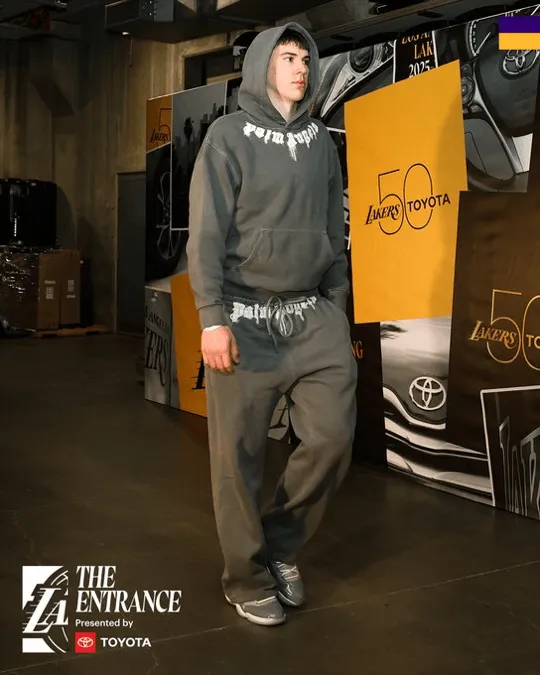 Defend home court! Lakers' official media updates player entrance photos: All for Los Angeles