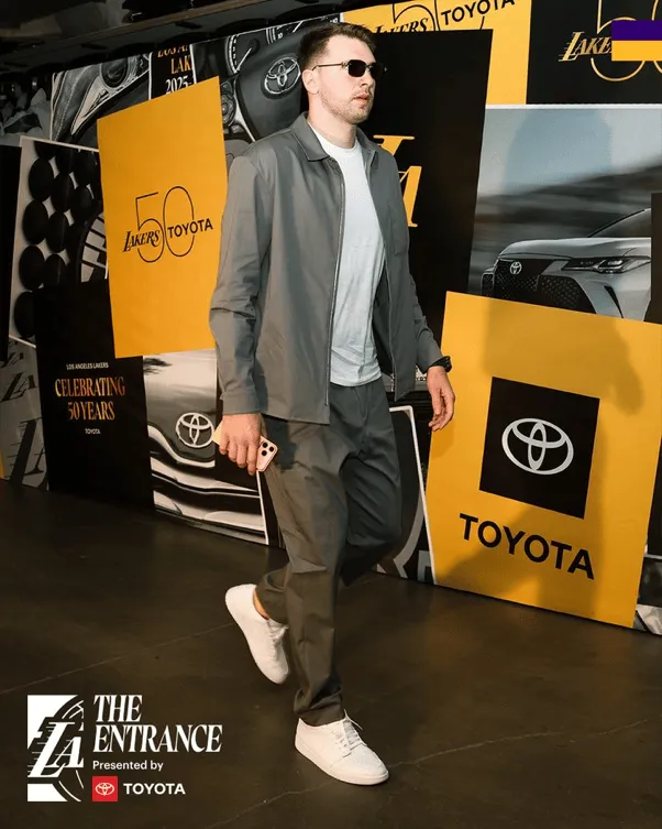 Defend home court! Lakers' official media updates player entrance photos: All for Los Angeles