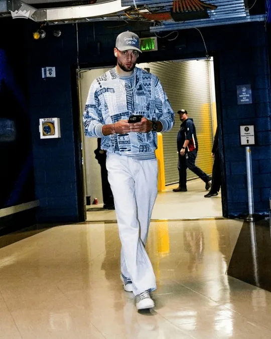 Arrival in Denver! Sacramento Kings' official media posted photos of the players entering the arena: Russell Westbrook returns to Denver!