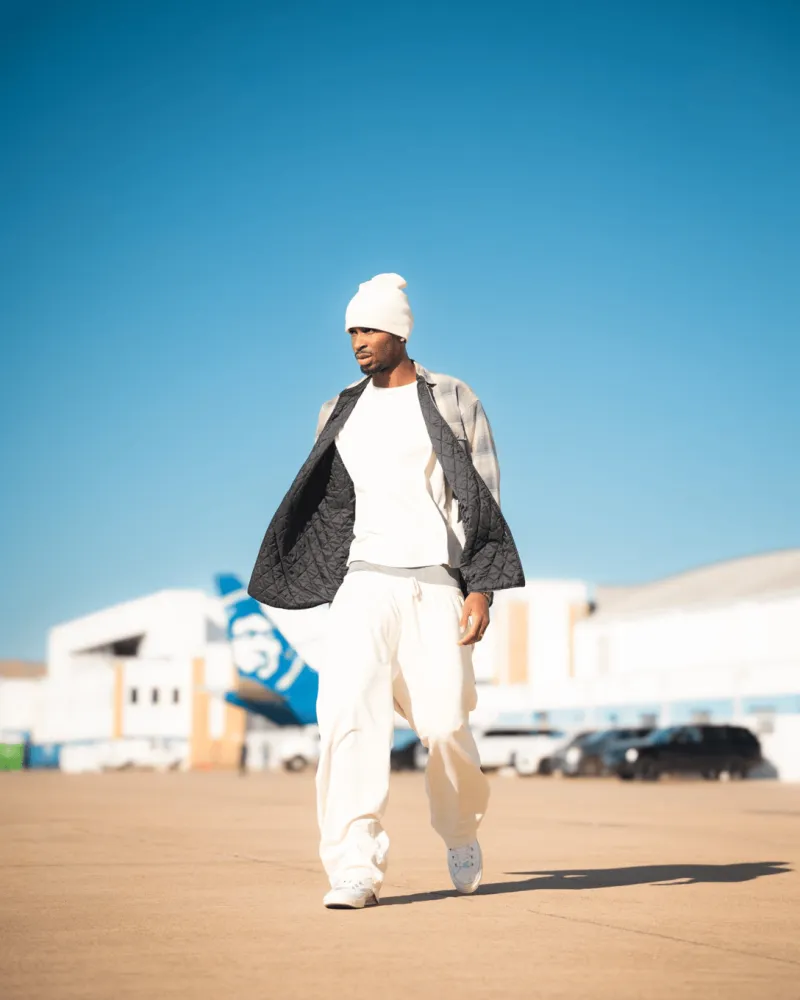 Flying to Los Angeles! Oklahoma City Thunder's official media posted photos of the players boarding the plane: Let the journey begin!