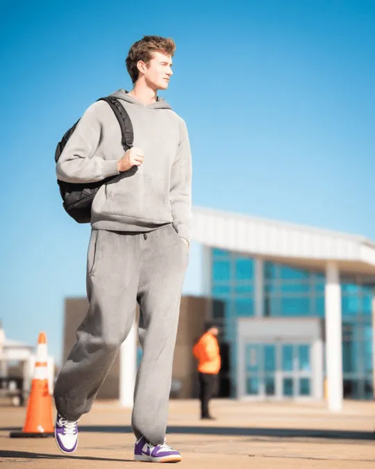 Flying to Los Angeles! Oklahoma City Thunder's official media posted photos of the players boarding the plane: Let the journey begin!