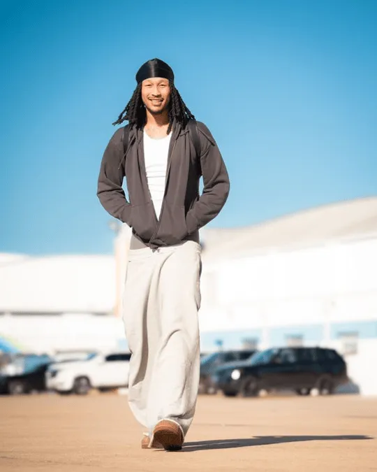 Flying to Los Angeles! Oklahoma City Thunder's official media posted photos of the players boarding the plane: Let the journey begin!