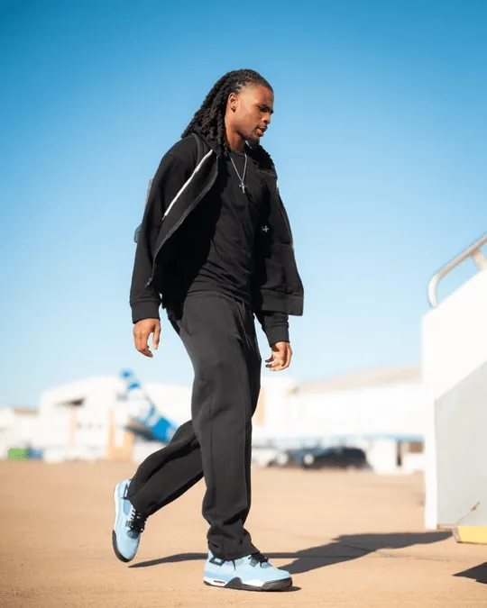 Flying to Los Angeles! Oklahoma City Thunder's official media posted photos of the players boarding the plane: Let the journey begin!