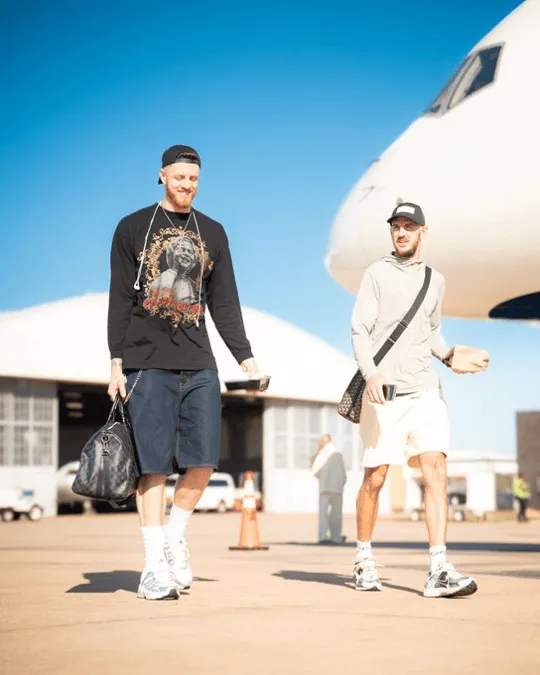 Flying to Los Angeles! Oklahoma City Thunder's official media posted photos of the players boarding the plane: Let the journey begin!