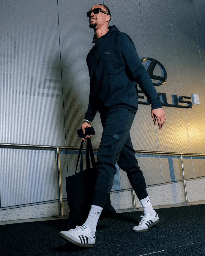 Clippers shared photos of players entering the arena on social media: Leonard, Harden, Zubac, and other players were featured.