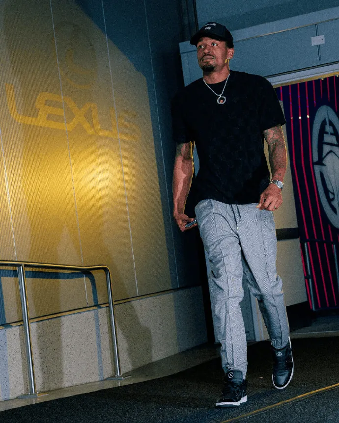 Clippers shared photos of players entering the arena on social media: Leonard, Harden, Zubac, and other players were featured.