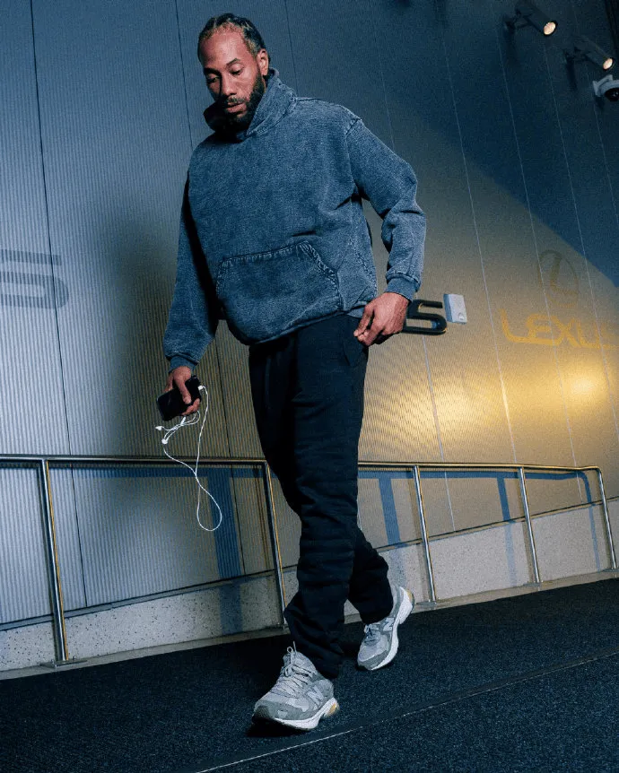 Clippers shared photos of players entering the arena on social media: Leonard, Harden, Zubac, and other players were featured.