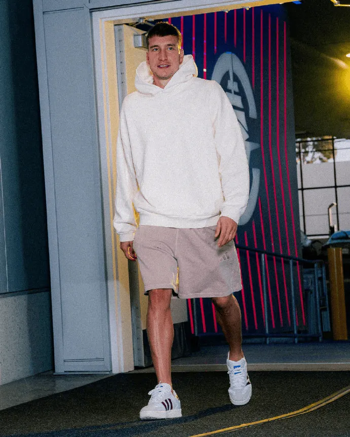 Clippers shared photos of players entering the arena on social media: Leonard, Harden, Zubac, and other players were featured.