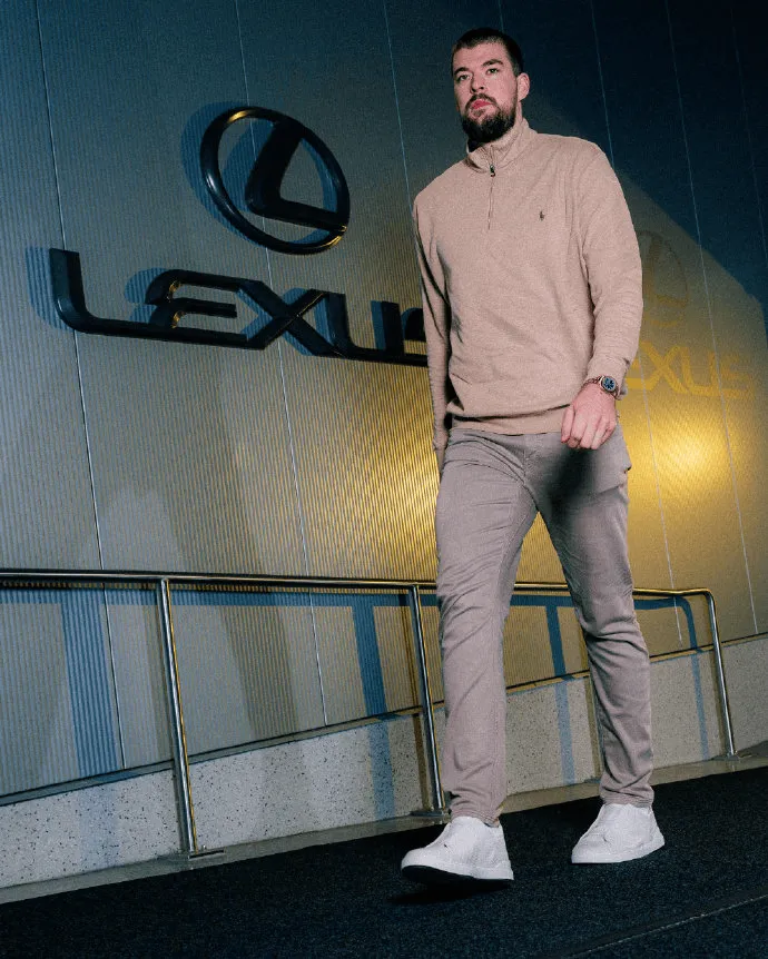 Clippers shared photos of players entering the arena on social media: Leonard, Harden, Zubac, and other players were featured.