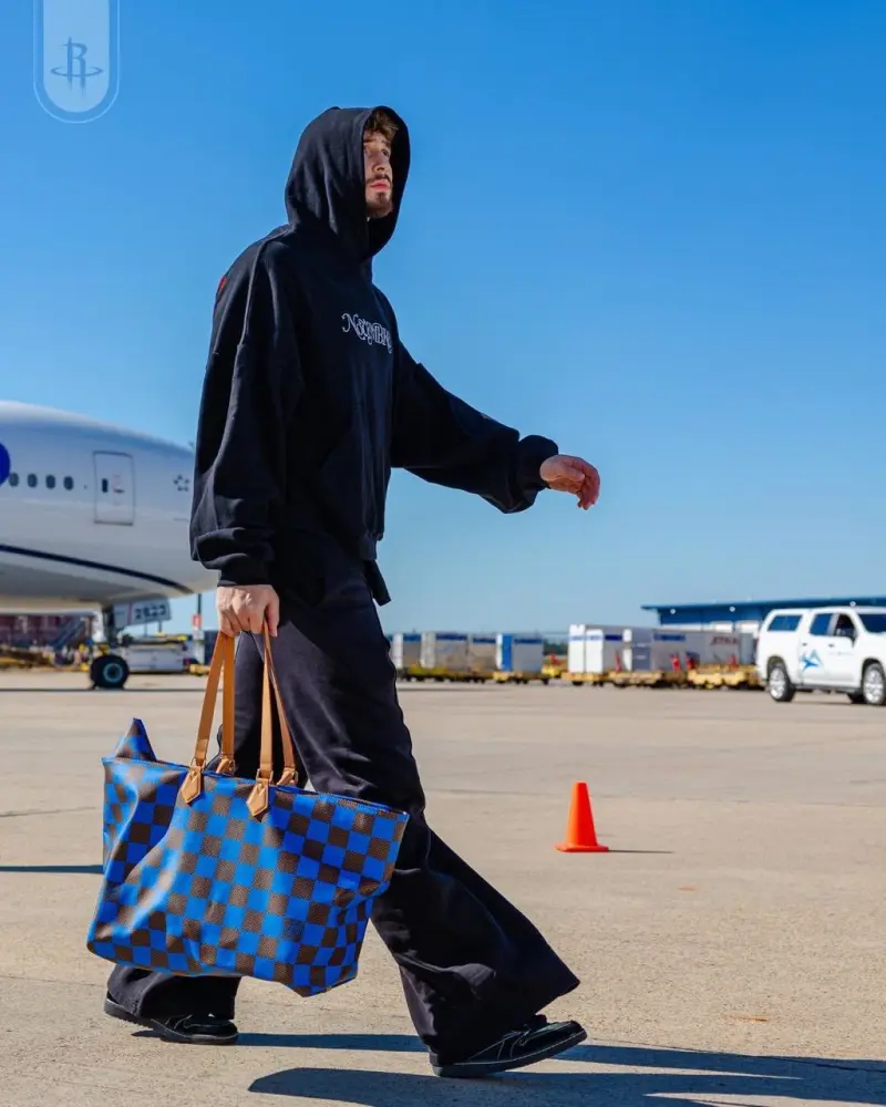 Aiming for a five-game winning streak! Rockets share photos of players boarding the plane on social media: accumulating frequent flyer miles in advance.
