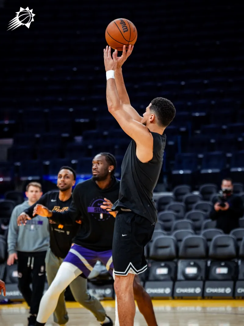 Mid-range killer! Suns share photos of Booker warming up before the game against Warriors on social media.