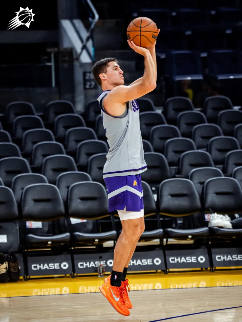 Mid-range killer! Suns share photos of Booker warming up before the game against Warriors on social media.