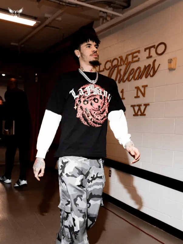 Playing away from home! The Hornets' official media posted photos of the players entering the arena: focused on the game.