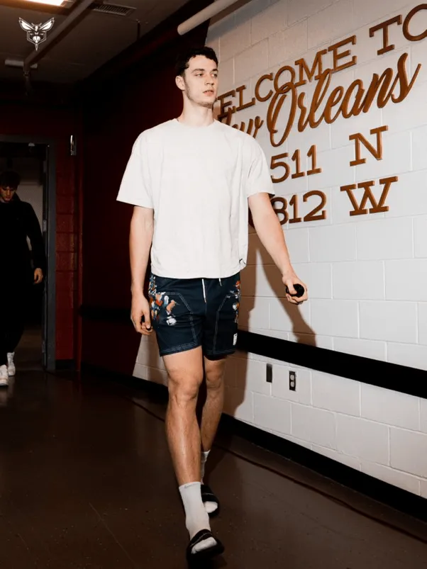 Playing away from home! The Hornets' official media posted photos of the players entering the arena: focused on the game.