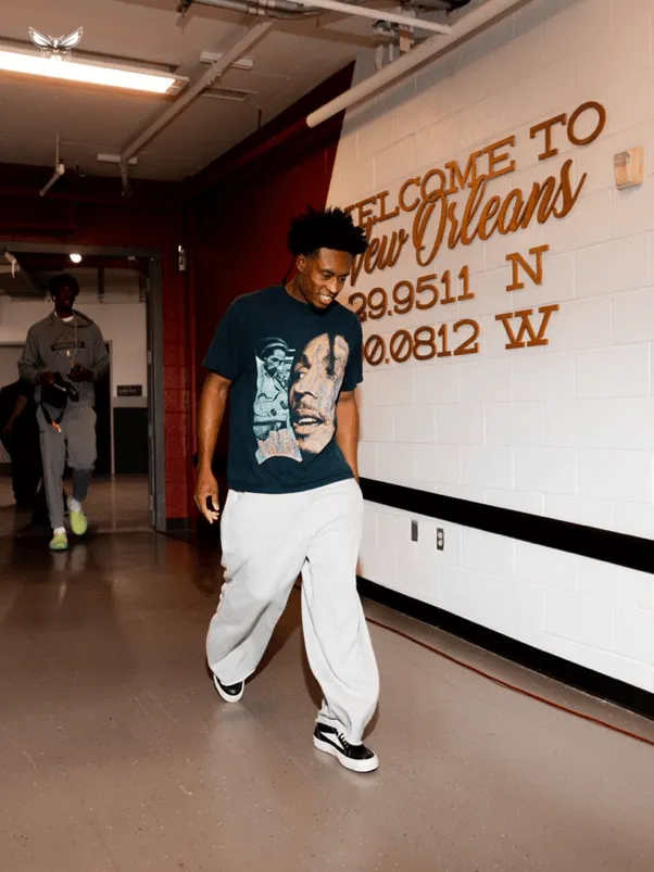 Playing away from home! The Hornets' official media posted photos of the players entering the arena: focused on the game.