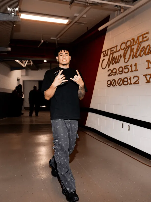 Playing away from home! The Hornets' official media posted photos of the players entering the arena: focused on the game.