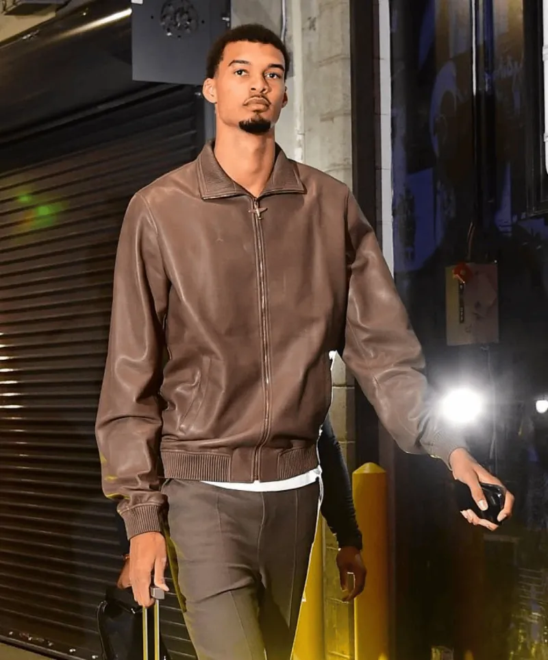 Exceptional presence! Lakers' social media account shares photos of Vincent van Persie arriving at the arena: Vincent van Persie has arrived!