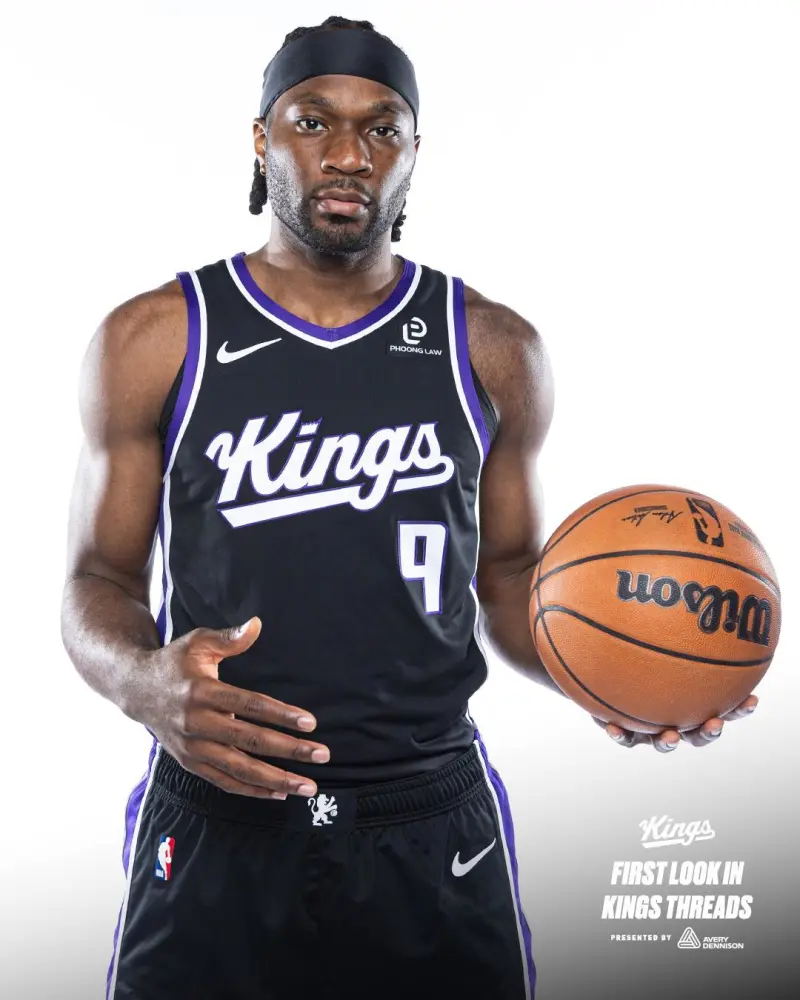 The King's official account posted Achiuwa's official photos: The new King wearing a purple and black jersey for the first time.