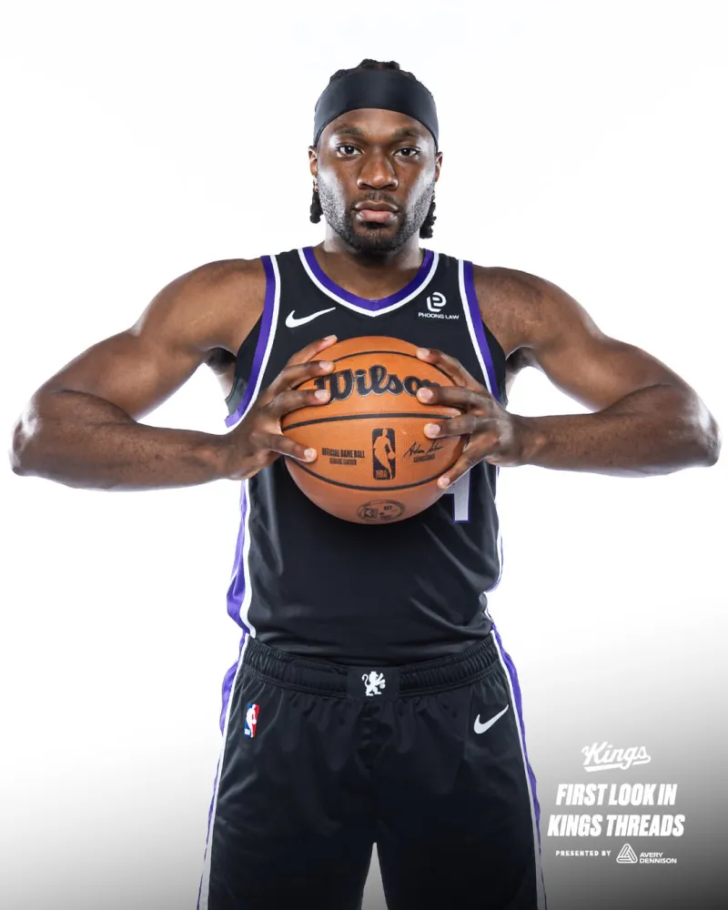 The King's official account posted Achiuwa's official photos: The new King wearing a purple and black jersey for the first time.