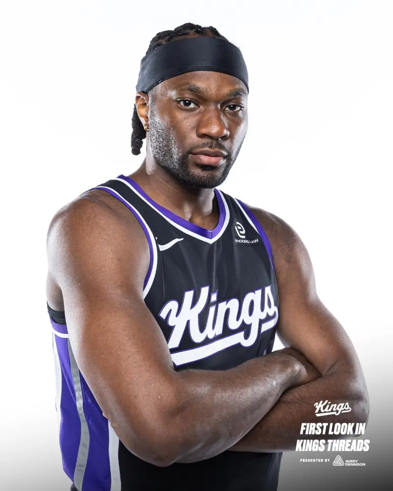 The King's official account posted Achiuwa's official photos: The new King wearing a purple and black jersey for the first time.