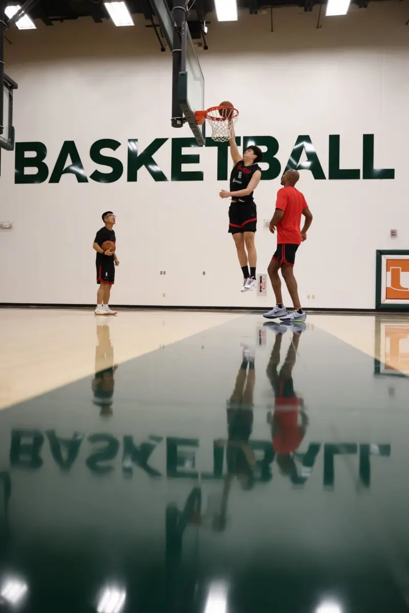 The Portland Trail Blazers posted training photos: the team atmosphere was relaxed.