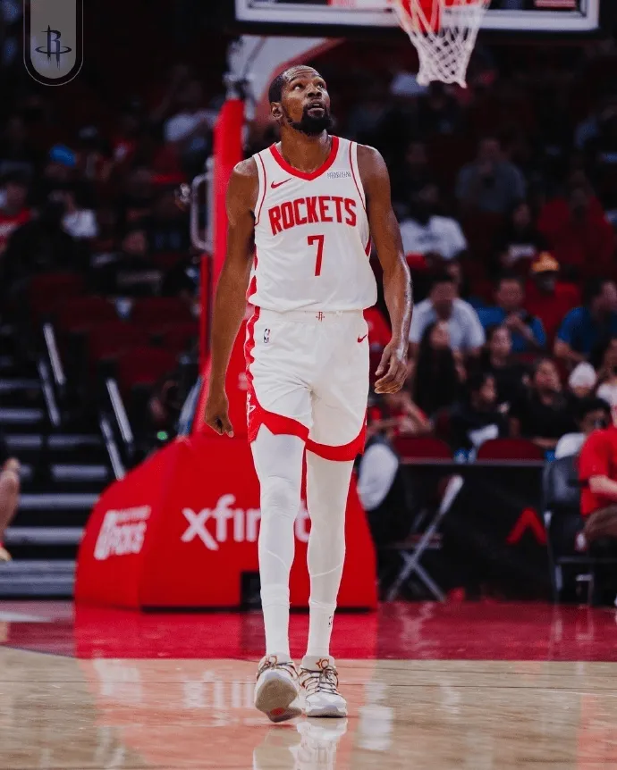 The Rockets shared a photo of Kevin Durant on the court with fans: hoping that player number 7 will lead the team to continue soaring.