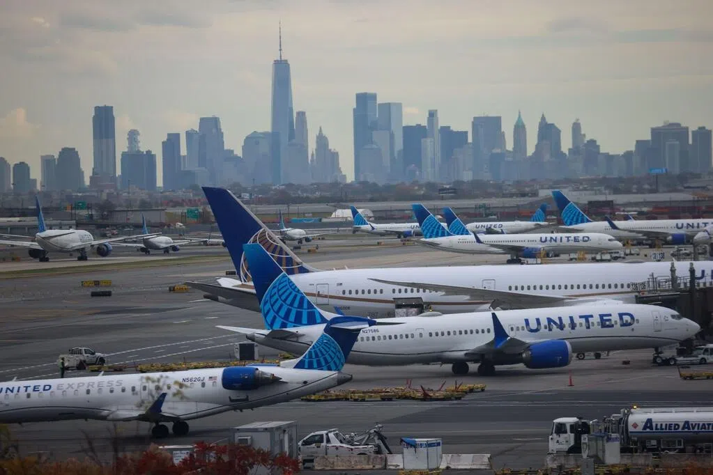 Due to the government shutdown, dozens of airports in the United States canceled approximately 800 flights on Friday.