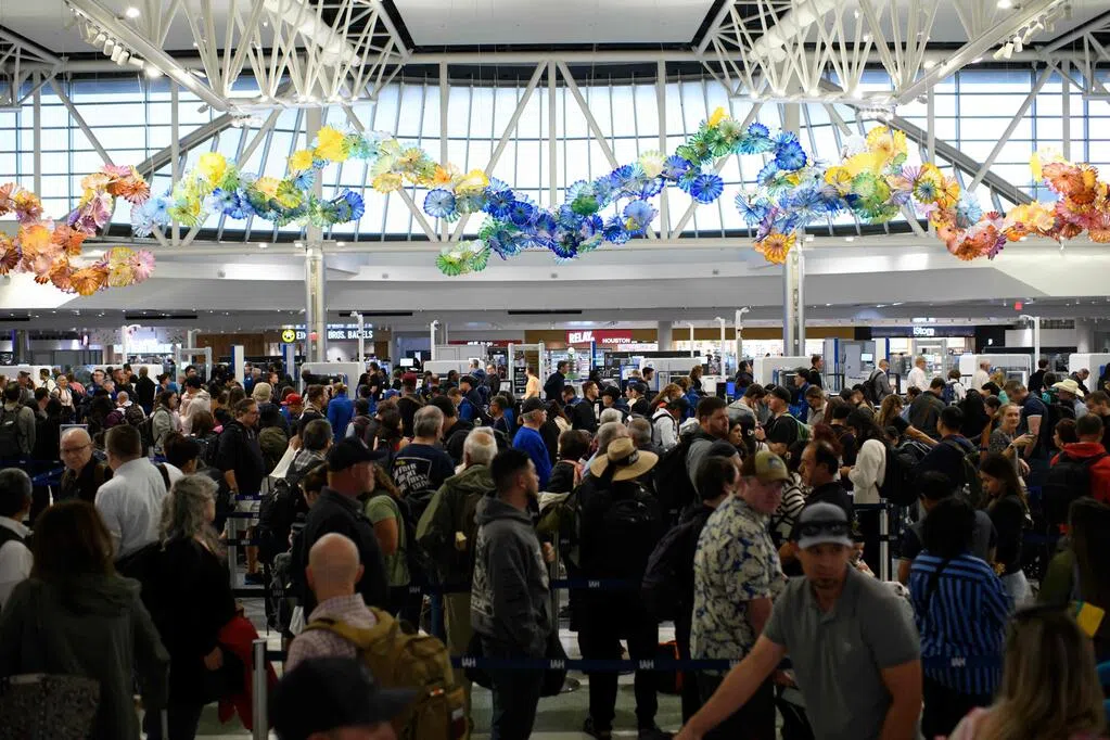 Due to the government shutdown, dozens of airports in the United States canceled approximately 800 flights on Friday.