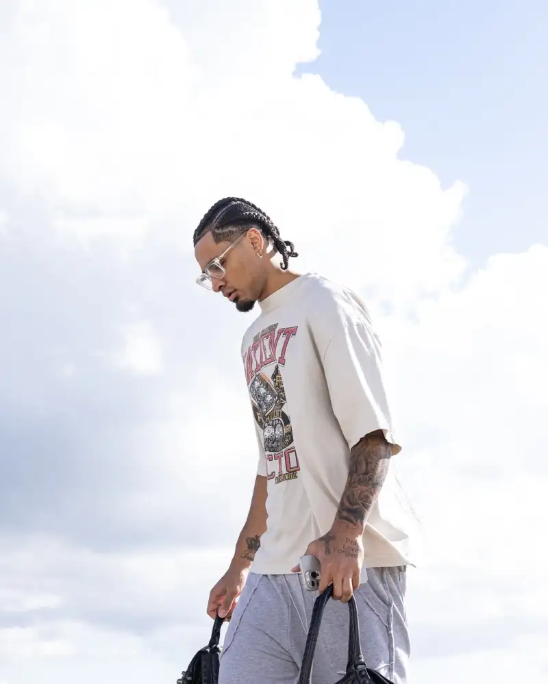 The Pelicans' hopes for a Lakers-Spurs showdown dashed! The Pelicans' official account posted photos of players boarding the plane they will face the Spurs tomorrow.