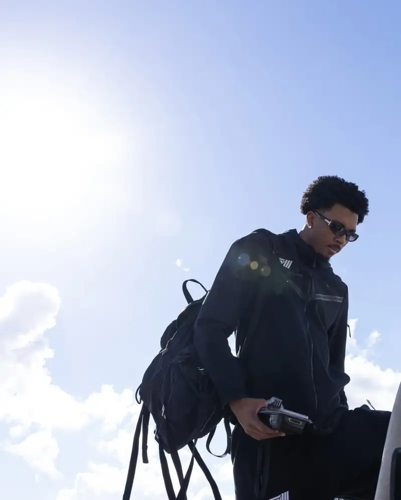 The Pelicans' hopes for a Lakers-Spurs showdown dashed! The Pelicans' official account posted photos of players boarding the plane they will face the Spurs tomorrow.