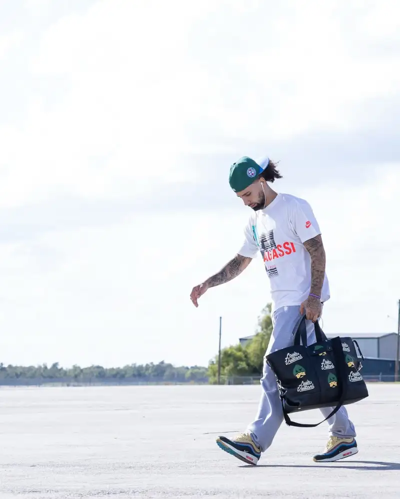 The Pelicans' hopes for a Lakers-Spurs showdown dashed! The Pelicans' official account posted photos of players boarding the plane they will face the Spurs tomorrow.