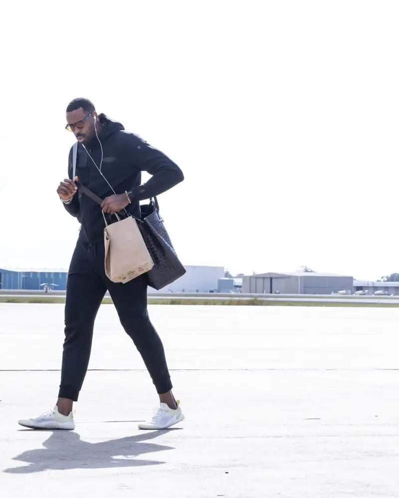 The Pelicans' hopes for a Lakers-Spurs showdown dashed! The Pelicans' official account posted photos of players boarding the plane they will face the Spurs tomorrow.