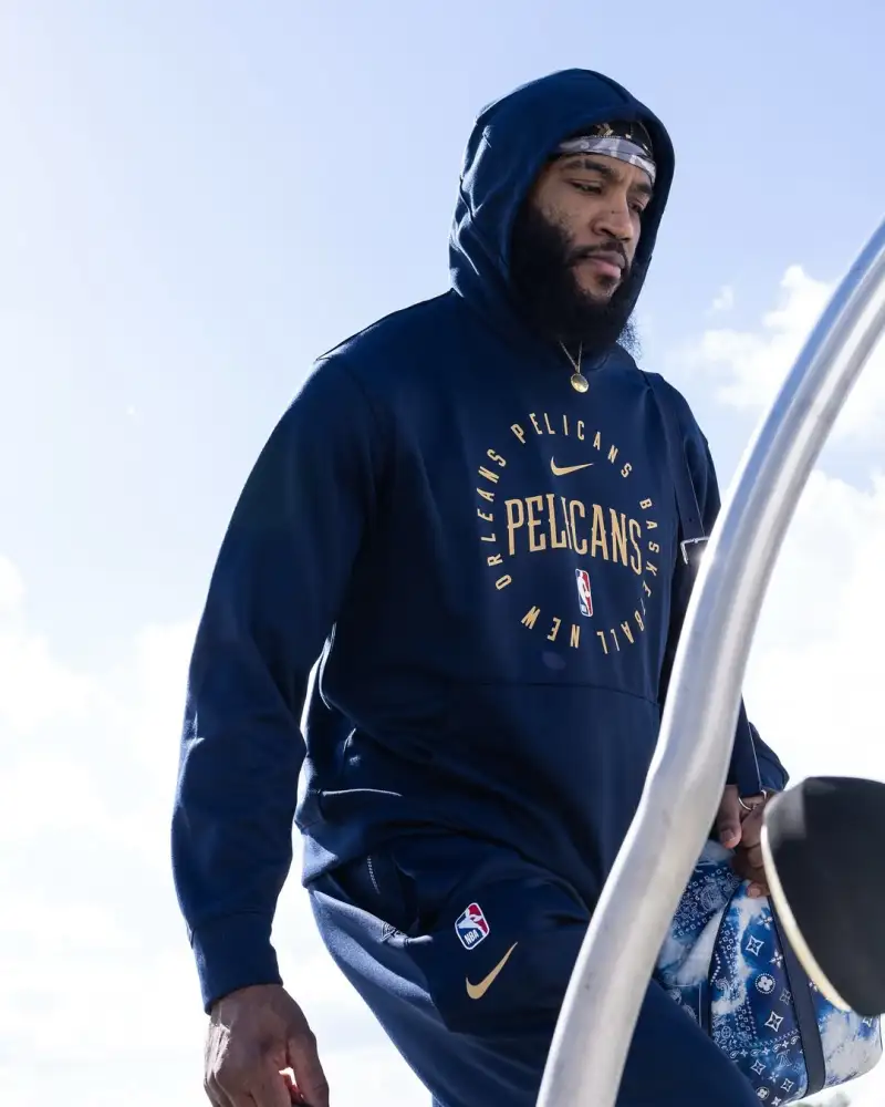 The Pelicans' hopes for a Lakers-Spurs showdown dashed! The Pelicans' official account posted photos of players boarding the plane they will face the Spurs tomorrow.
