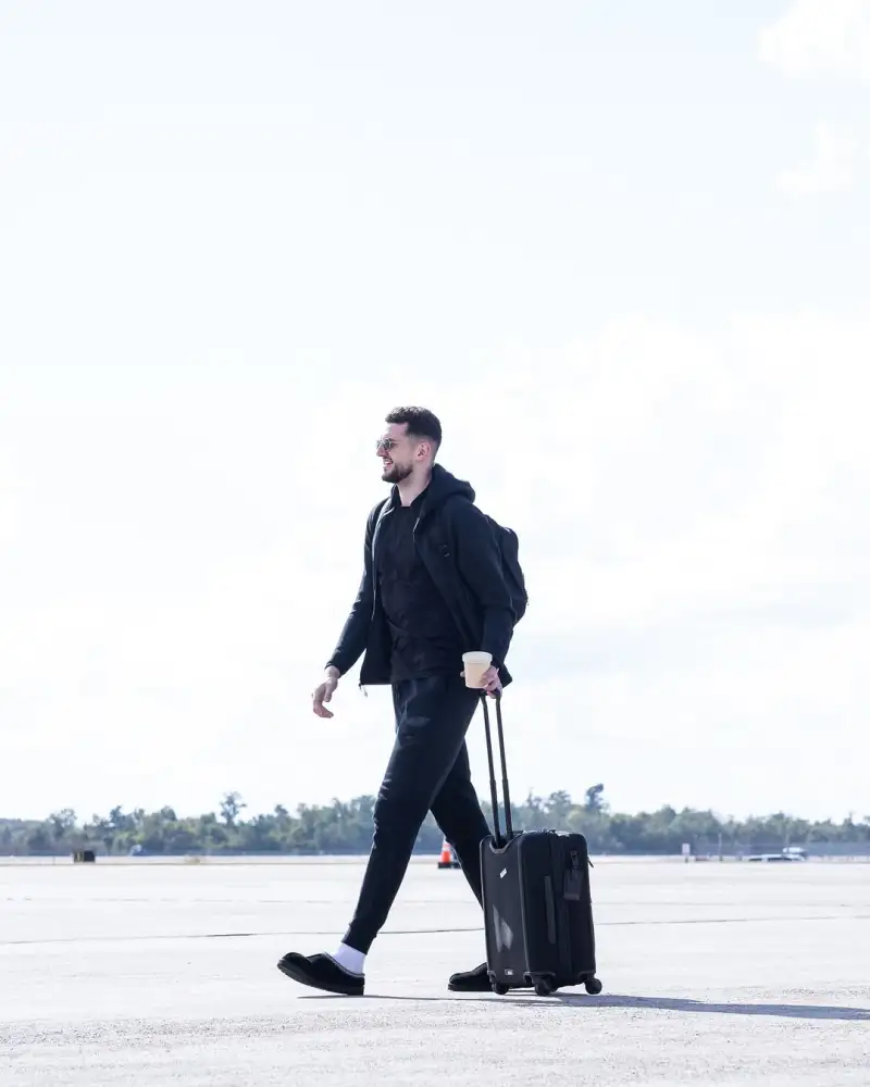 The Pelicans' hopes for a Lakers-Spurs showdown dashed! The Pelicans' official account posted photos of players boarding the plane they will face the Spurs tomorrow.