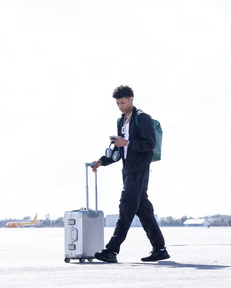The Pelicans' hopes for a Lakers-Spurs showdown dashed! The Pelicans' official account posted photos of players boarding the plane they will face the Spurs tomorrow.