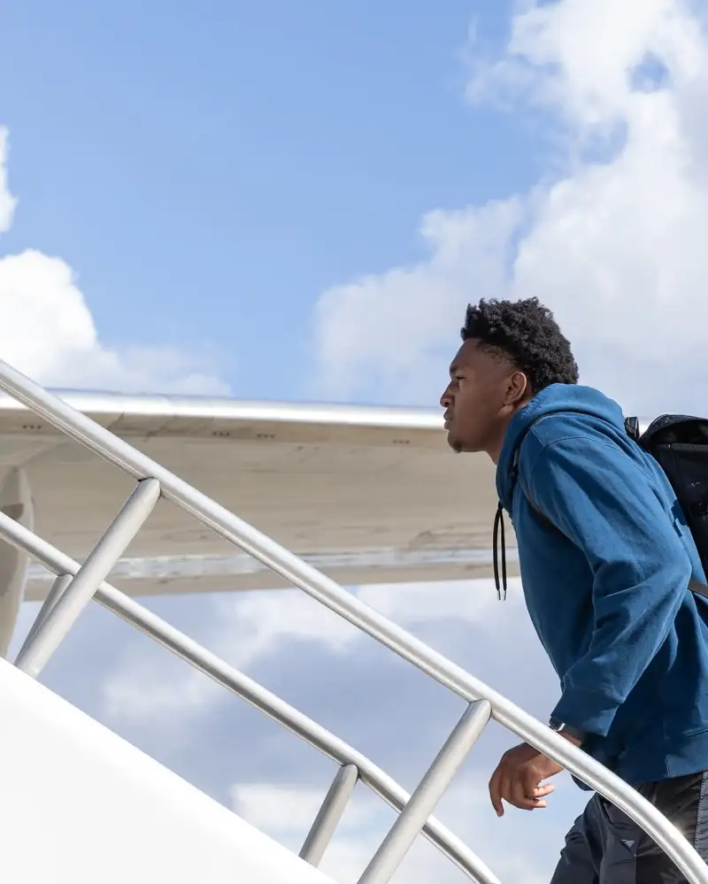 The Pelicans' hopes for a Lakers-Spurs showdown dashed! The Pelicans' official account posted photos of players boarding the plane they will face the Spurs tomorrow.