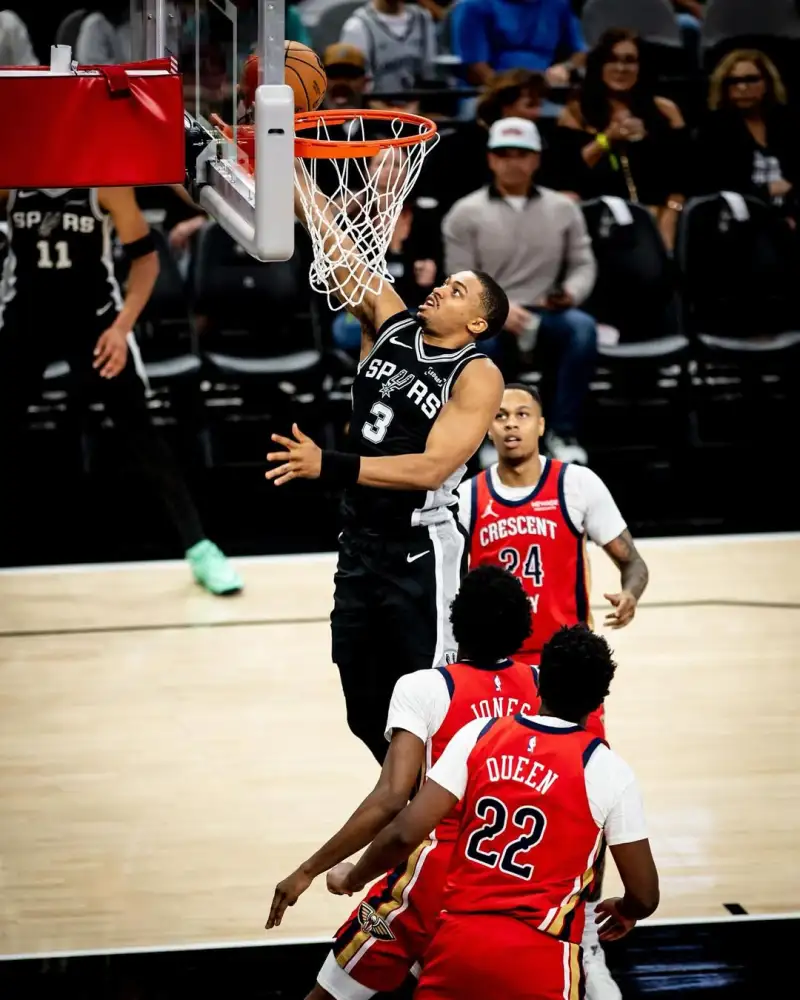 Fox returns! Successfully defends home court.