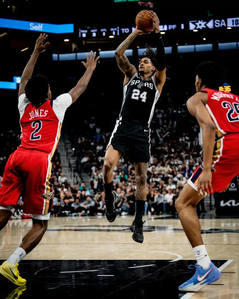 Fox returns! Successfully defends home court.