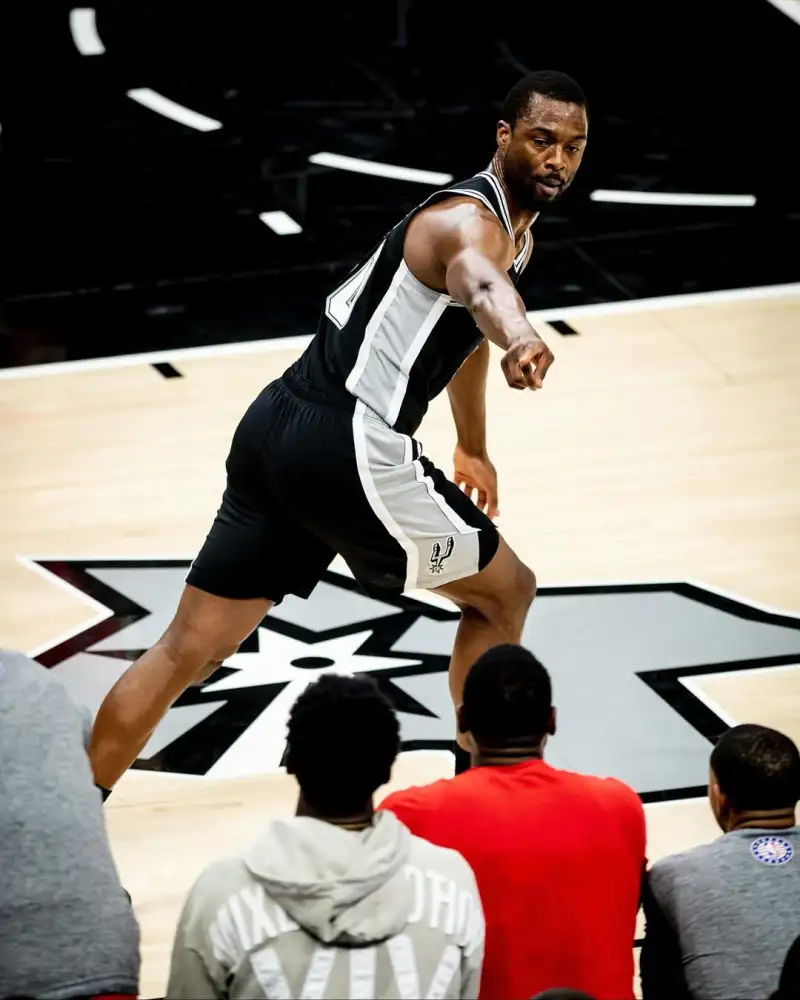 Fox returns! Successfully defends home court.