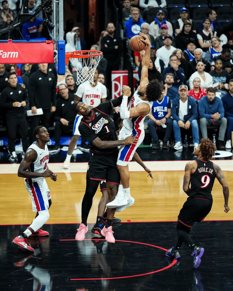 Cunningham dunking over Drummond on the court
