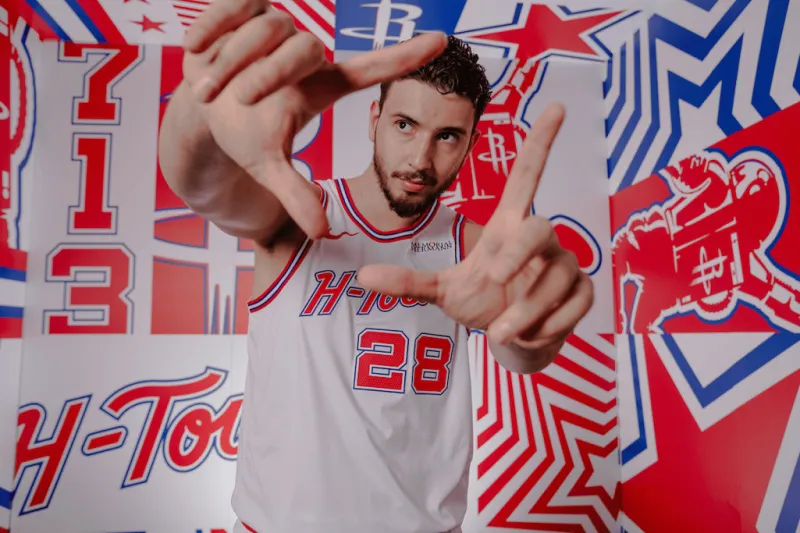 Back home! Rockets' official media posts player posters: They'll be wearing city-themed jerseys in the next game.