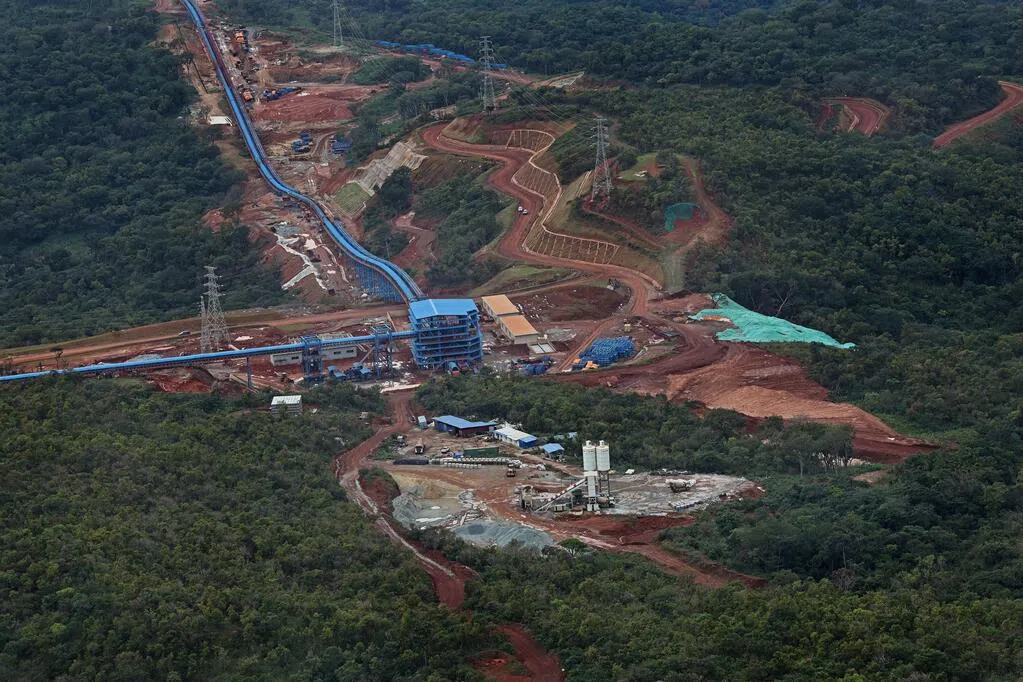 The world's largest green iron ore mine project, valued at 30 billion yuan, has commenced production.