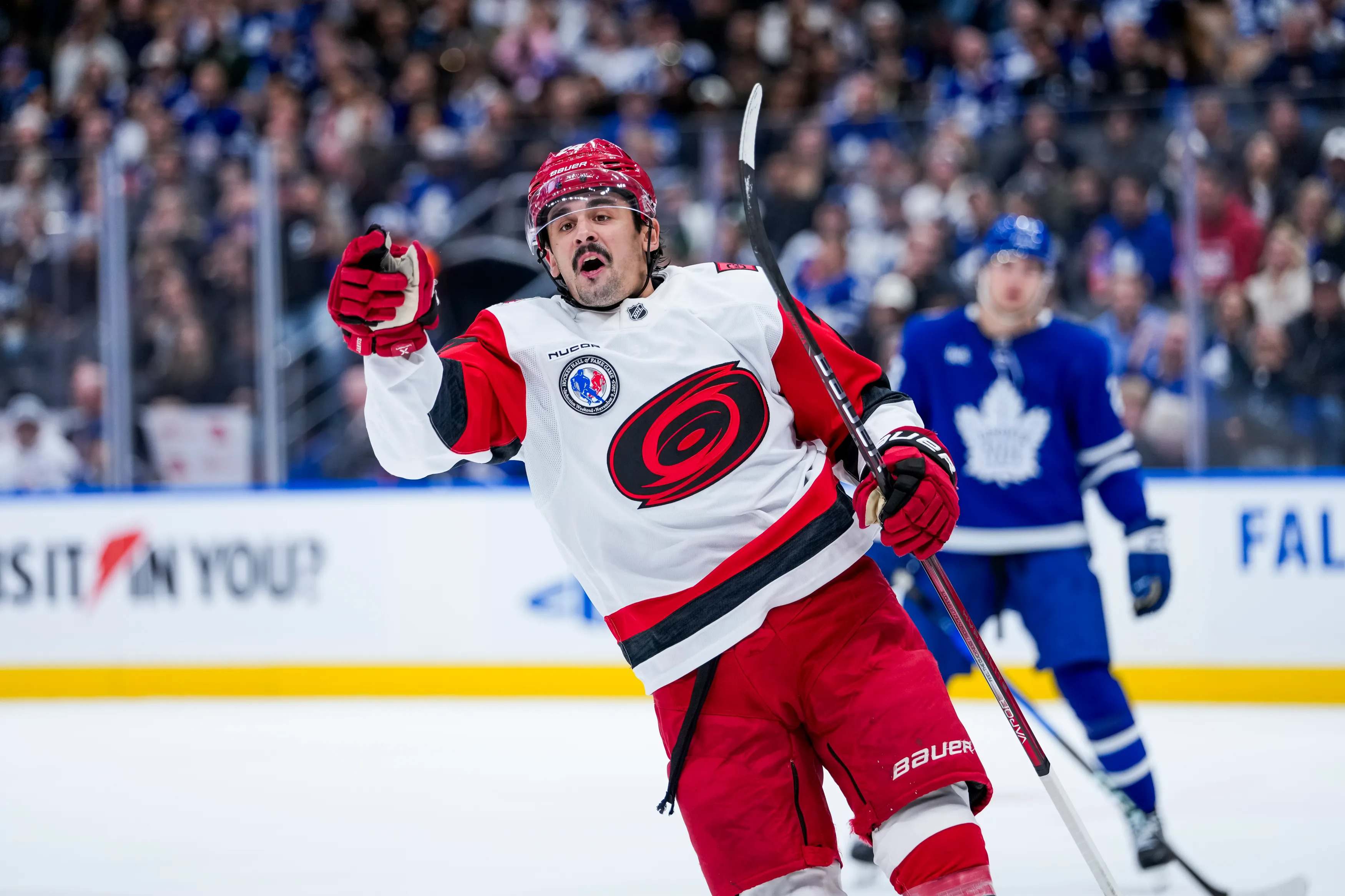 A stunning comeback: The Carolina Hurricanes defeated the Toronto Maple Leafs 5-4.