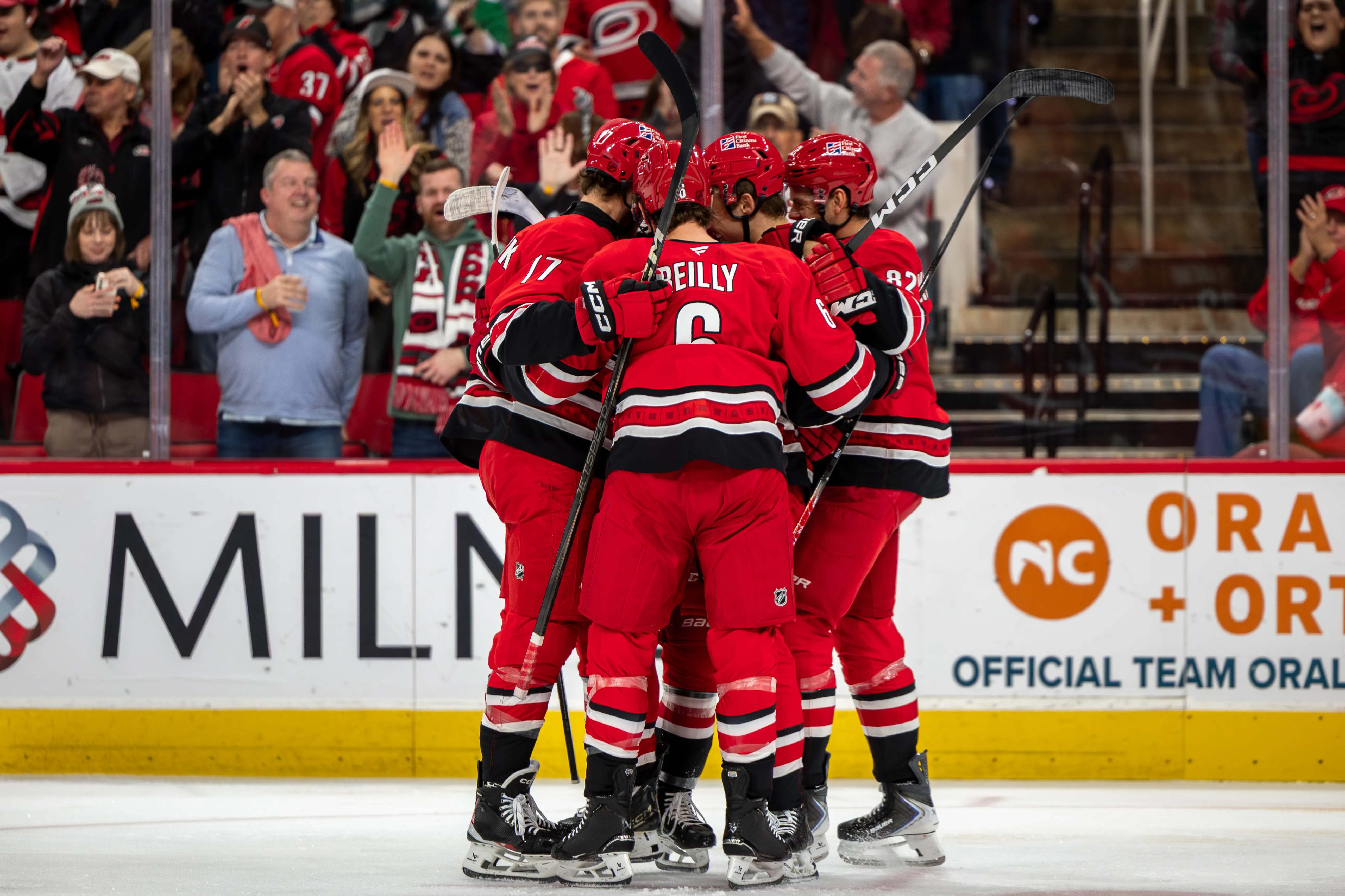 1762918049280605.jpg The Hurricanes defeated the Islanders 6-2.