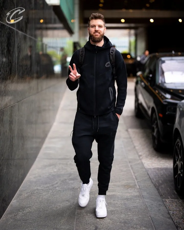 Positioning battle! The Cavaliers prepare to enter the arena.