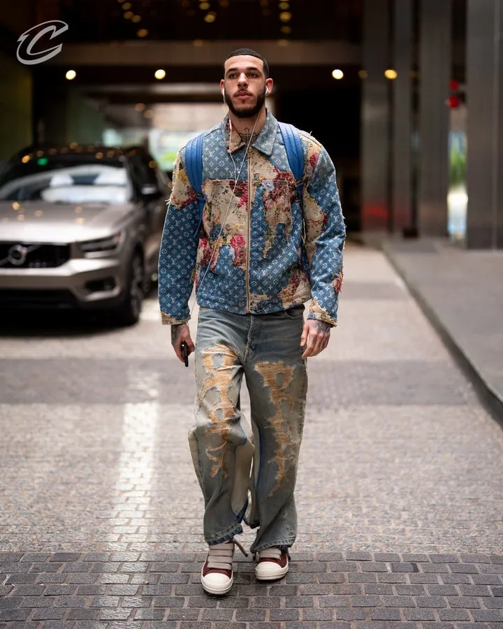 Positioning battle! The Cavaliers prepare to enter the arena.