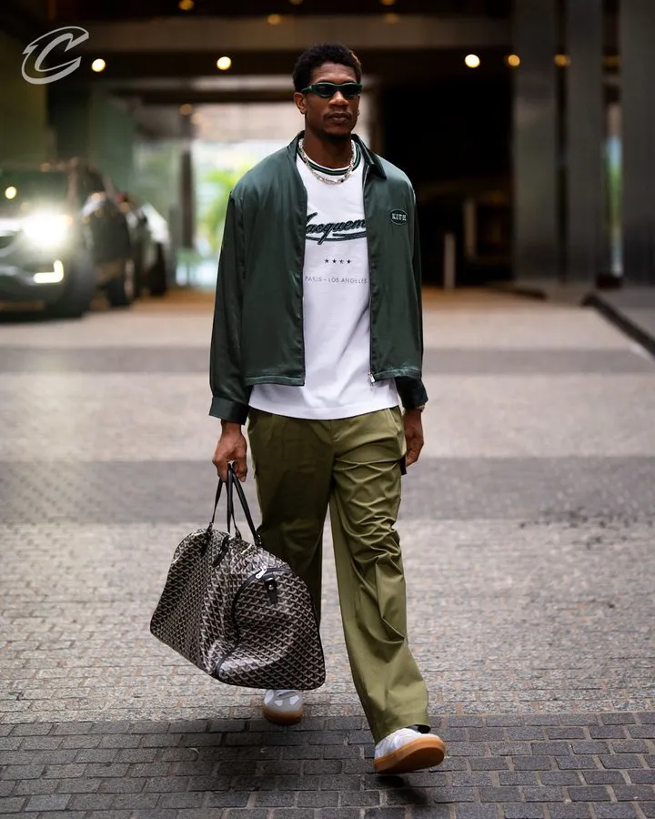 Positioning battle! The Cavaliers prepare to enter the arena.